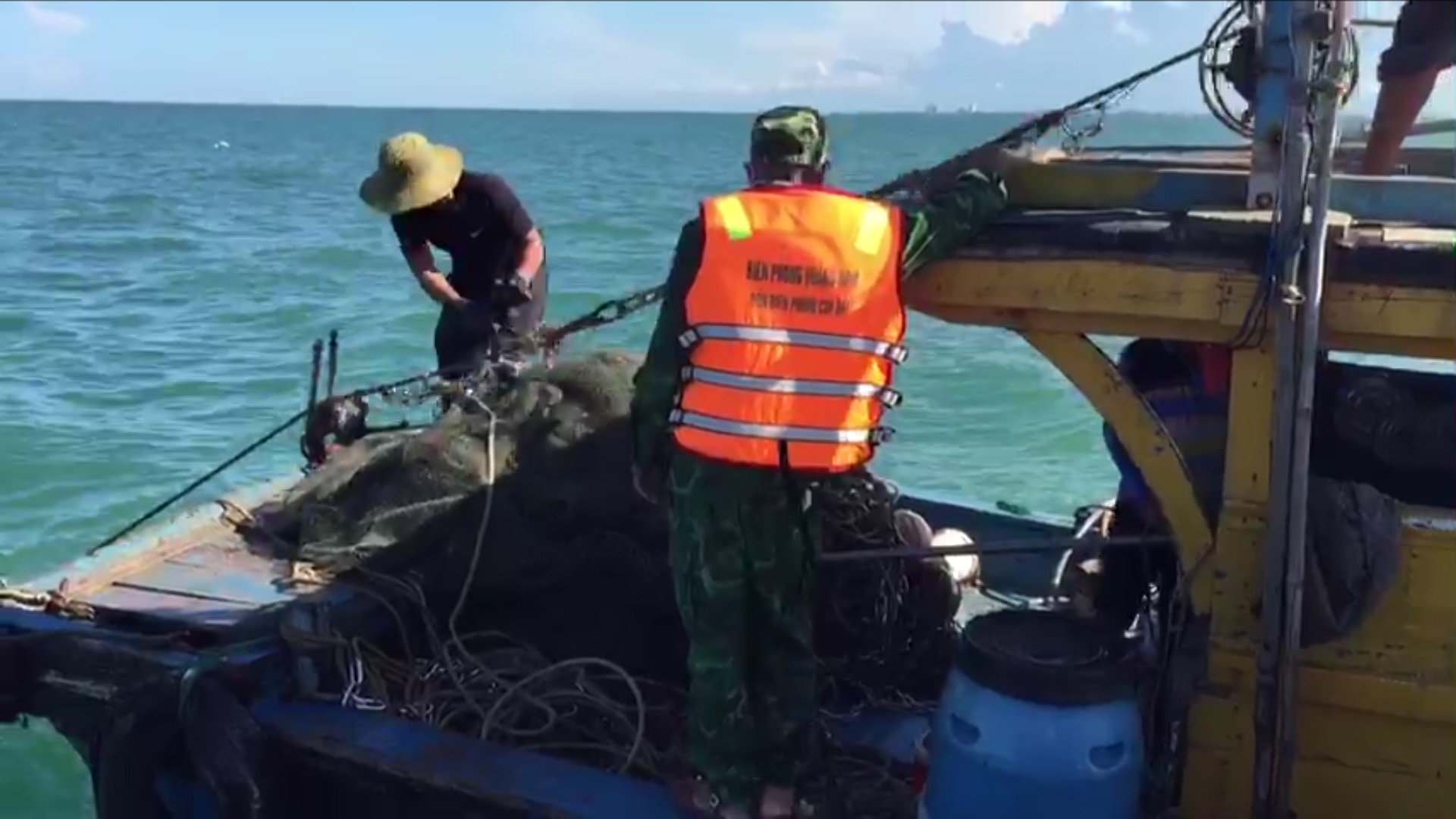 Bắt 4 tàu cá khai thác hải sản trái phép